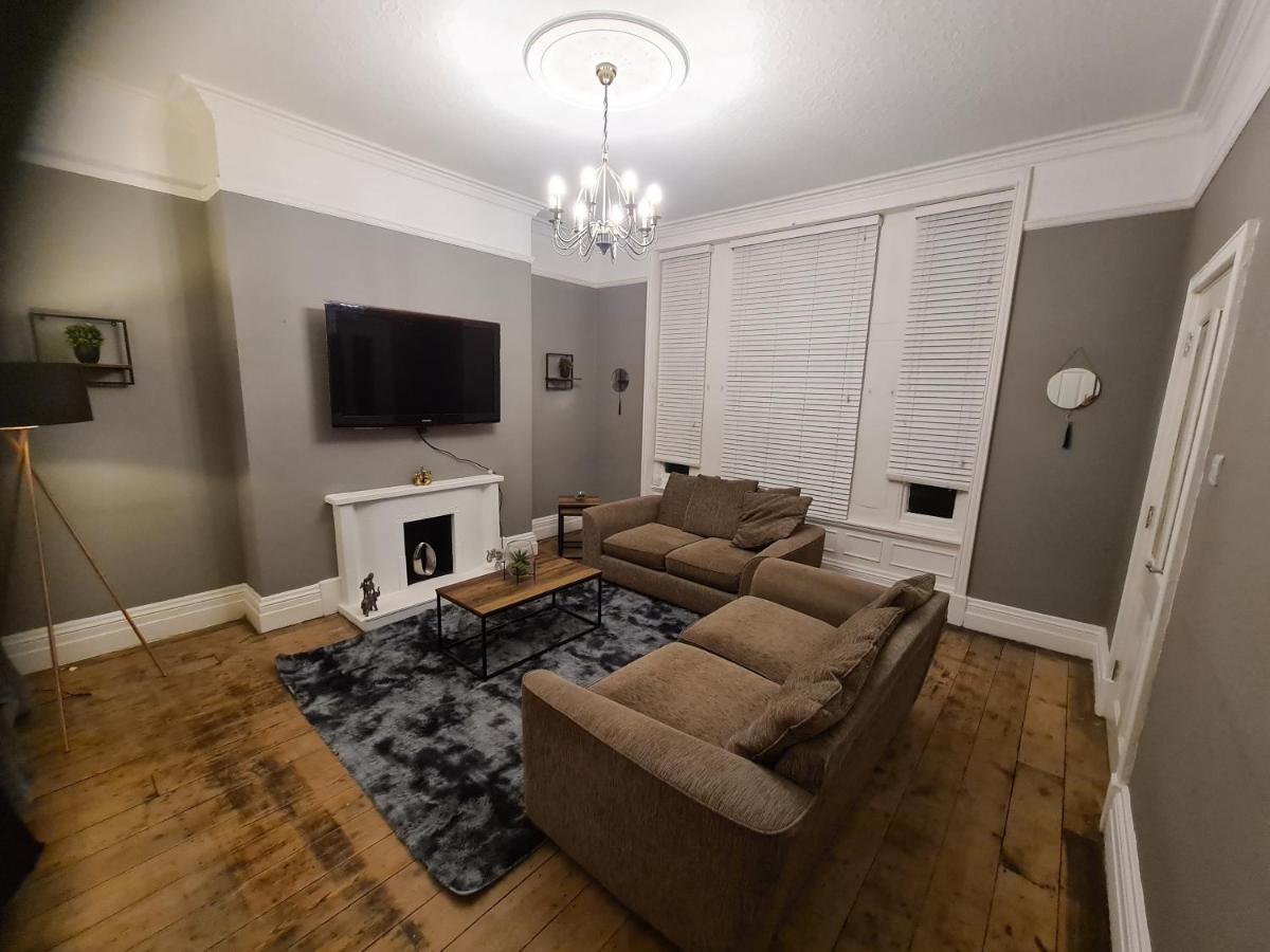 Large 2 Bedroom Apartment Off Road Parking - Housity