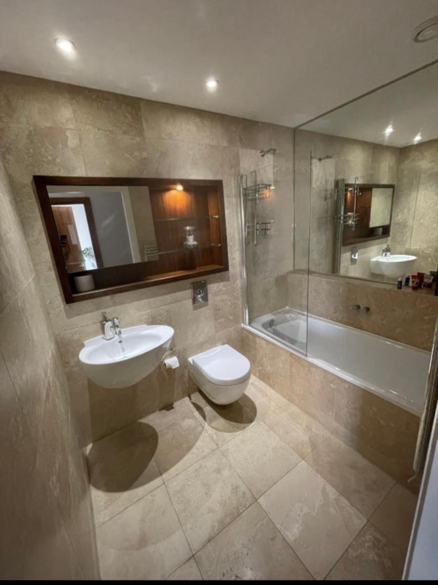 Private room in 2 bed luxury flat in the heart of Media city Salford quays - Housity