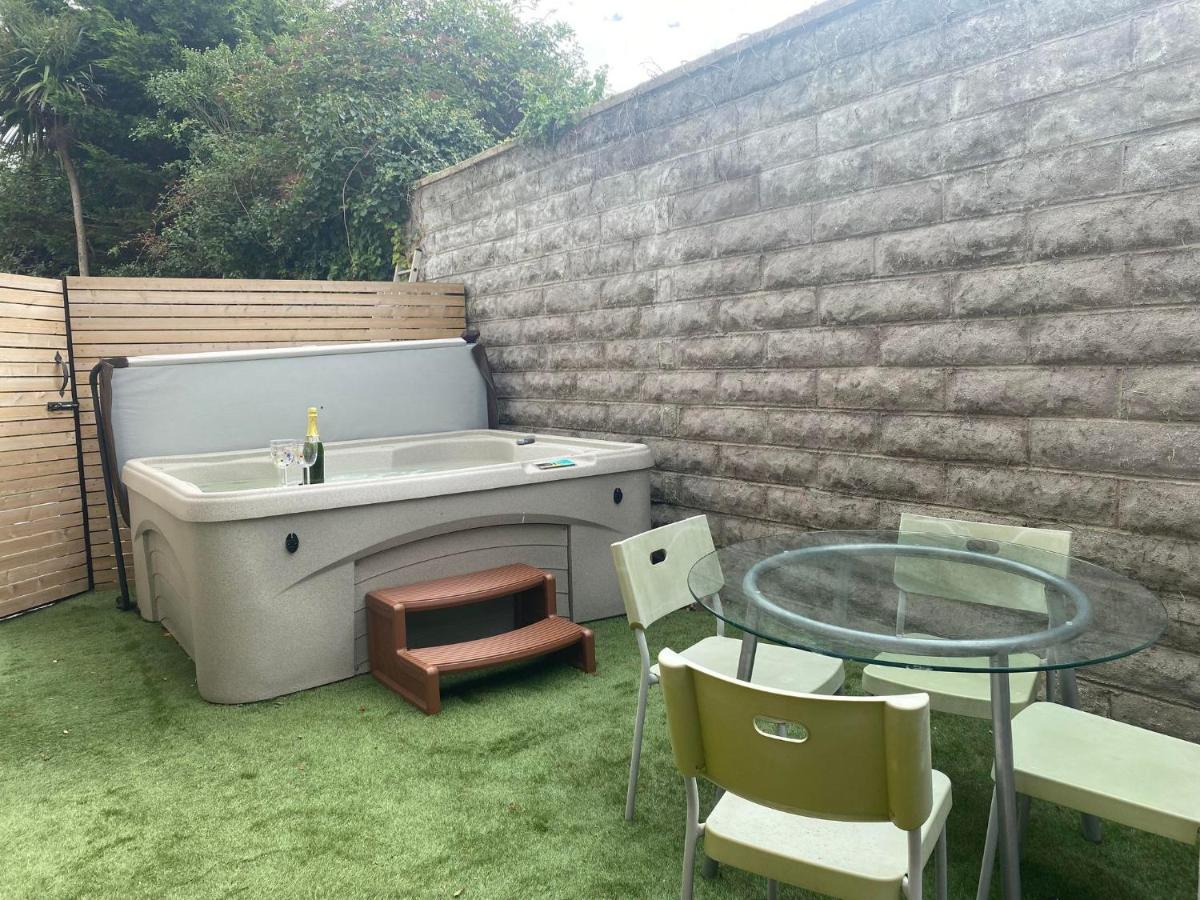 The Annexe Porthcawl Pet Friendly 2 Bedroom Flat with King Size bed bunk beds and sofa bed sleeps up to 5 people - Housity