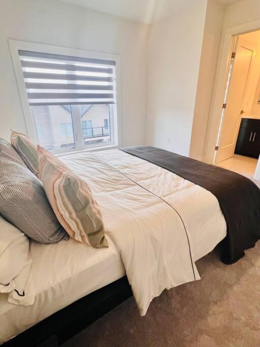 Tastefully furnished brand new 4-bedroom townhouse - Fresh and Modern - Housity