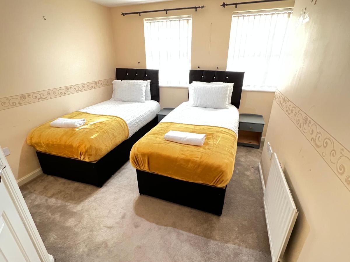 4 Bed town house in sittingbourne 7 beds sleeps 8 - Housity