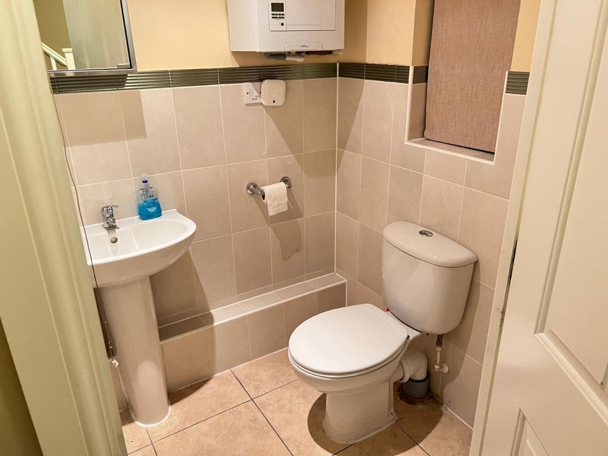 4 Bed town house in sittingbourne 7 beds sleeps 8 - Housity
