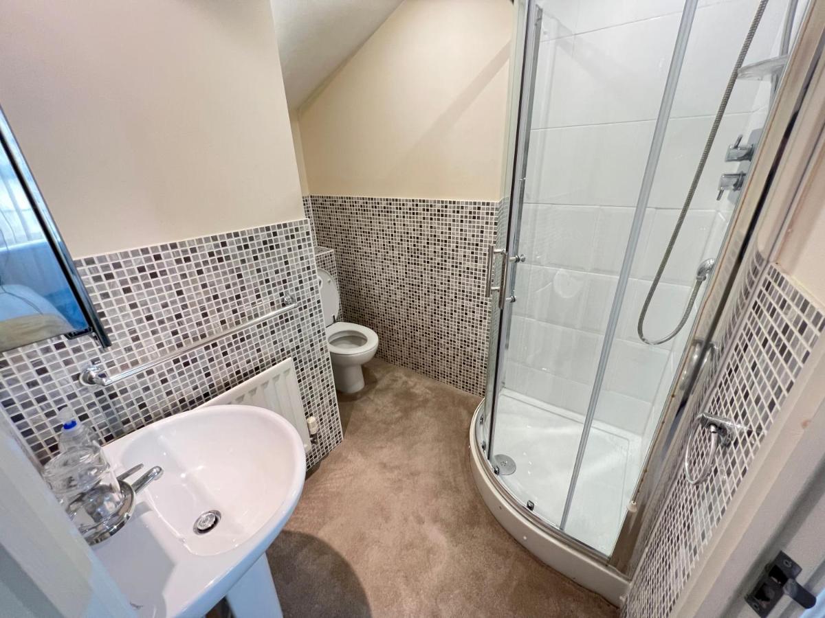 4 Bed town house in sittingbourne 7 beds sleeps 8 - Housity