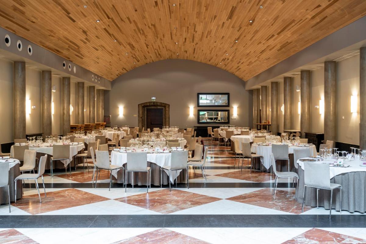 Un restaurante o sitio para comer en Parador de Corias