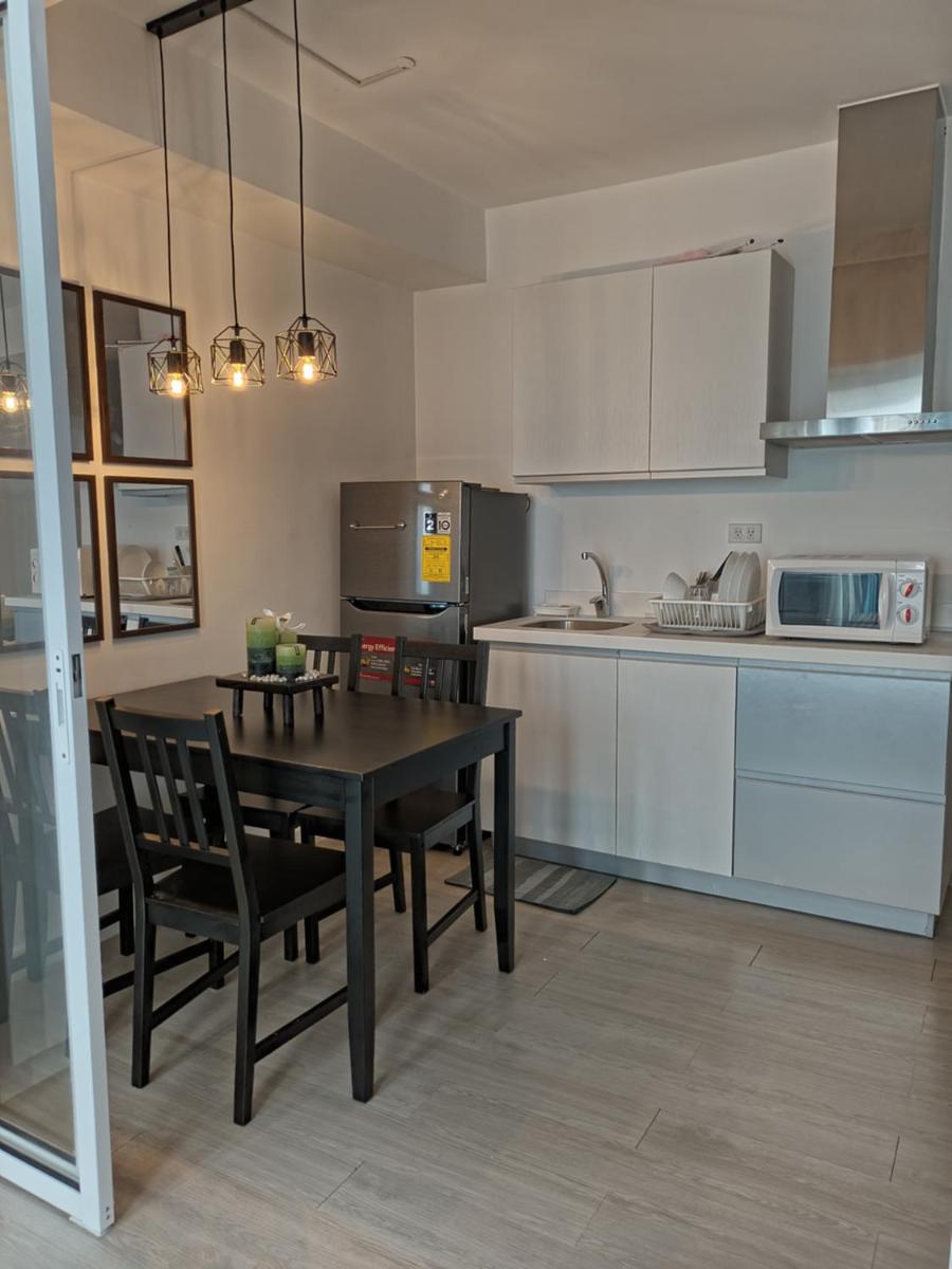 Charming Azure Condo with Wi-Fi plus Netflix - Housity