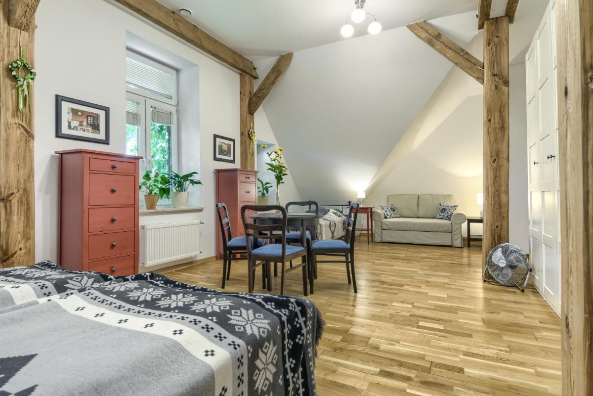 Stara Szkola Trzcin 20 - Housity
