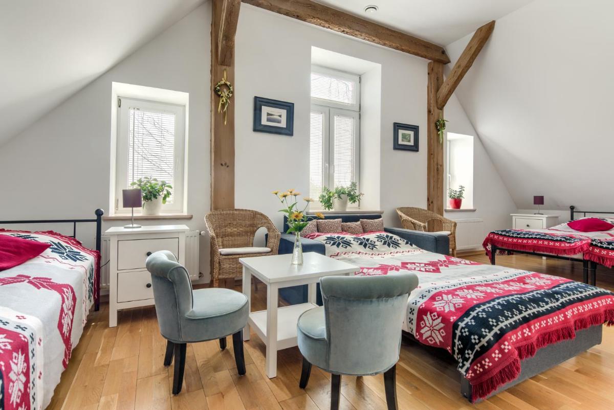 Stara Szkola Trzcin 20 - Housity