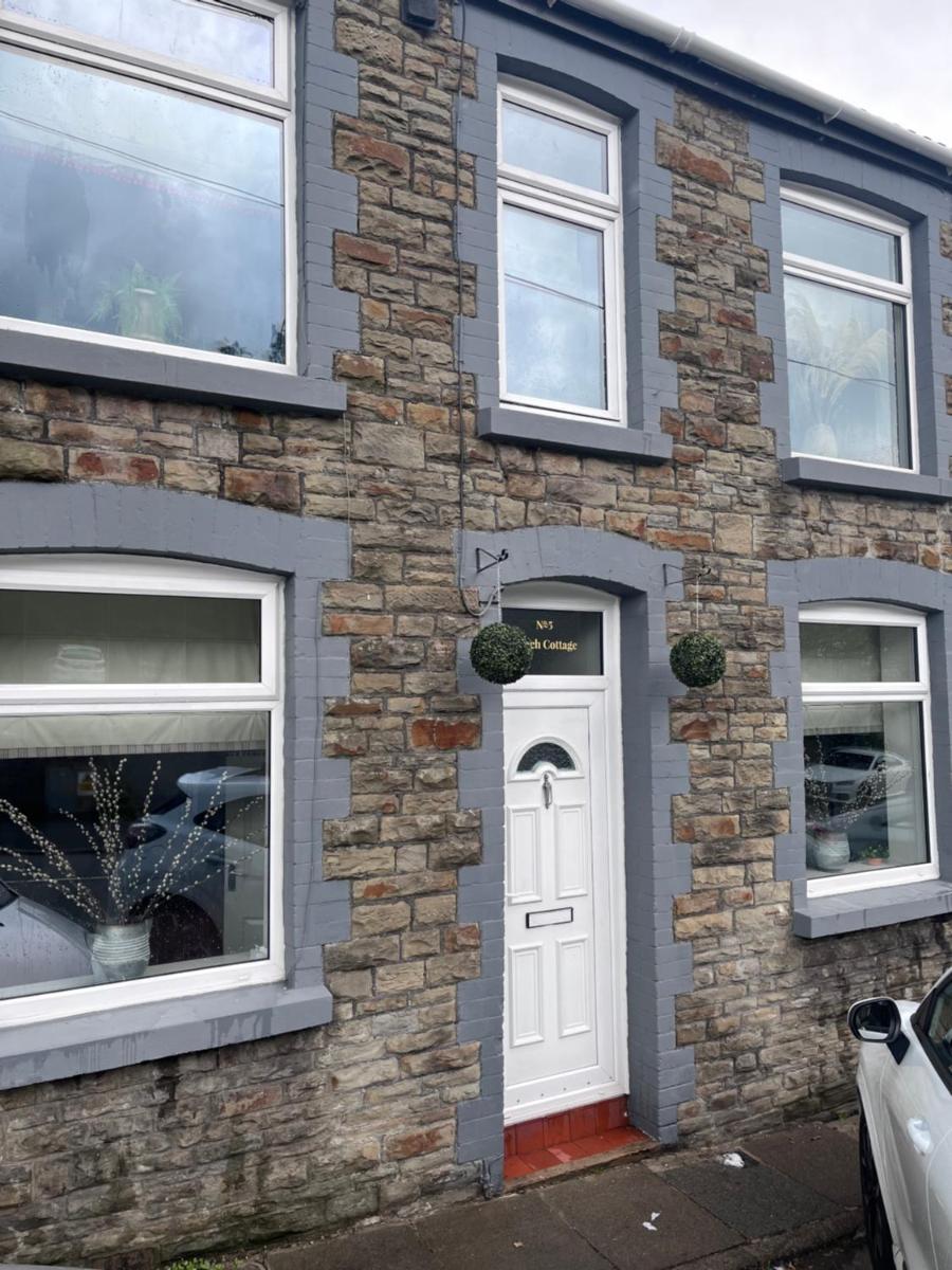 CWTCH COTTAGE Llantrisant 2 bed home - sleeps 4 - Housity