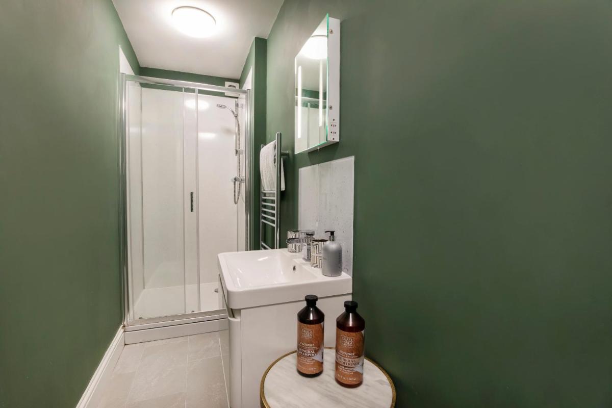 8 Blue Bridge- Elegant and Luxurious 1 Bedroom Apt- Free Parking - Housity