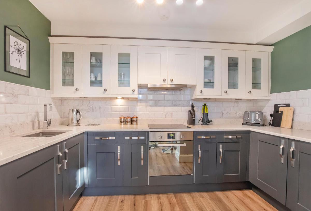8 Blue Bridge- Elegant and Luxurious 1 Bedroom Apt- Free Parking - Housity