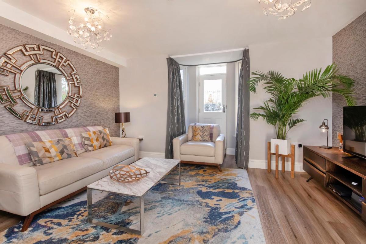 8 Blue Bridge- Elegant and Luxurious 1 Bedroom Apt- Free Parking - Housity