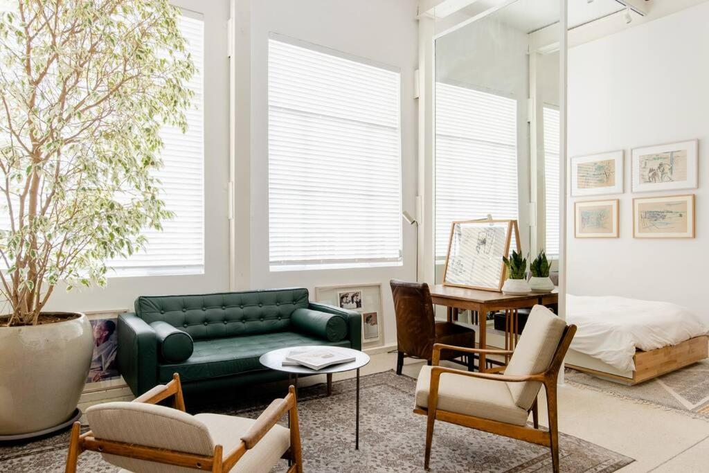 Suitetrails - A Gorgeous Studio in the Hippest Building in Town