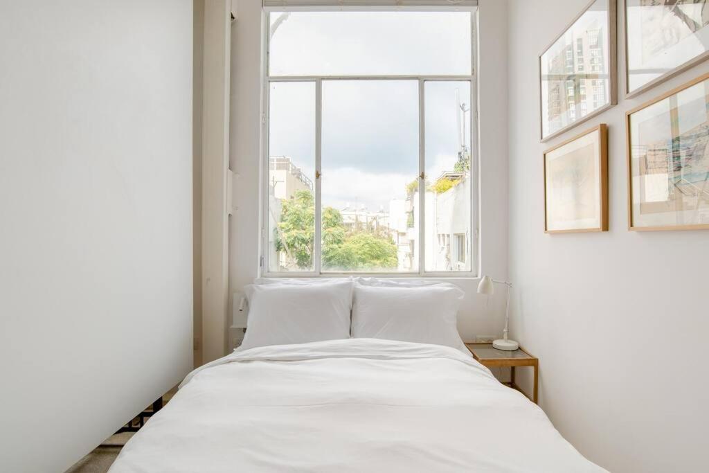 A Gorgeous Studio in the Hippest Building in Town - Housity
