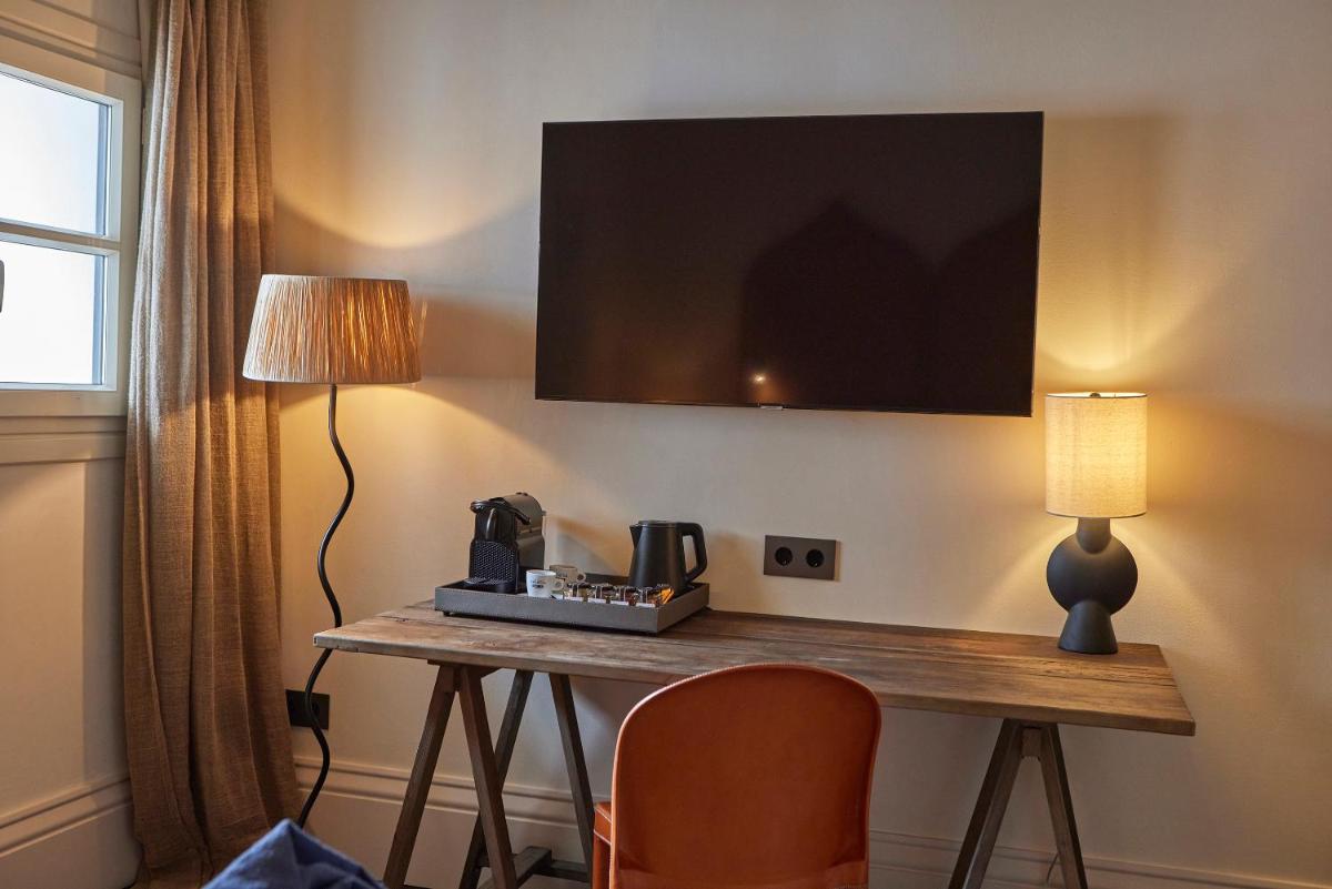 Una televisión o centro de entretenimiento en Puro Grand Hotel
