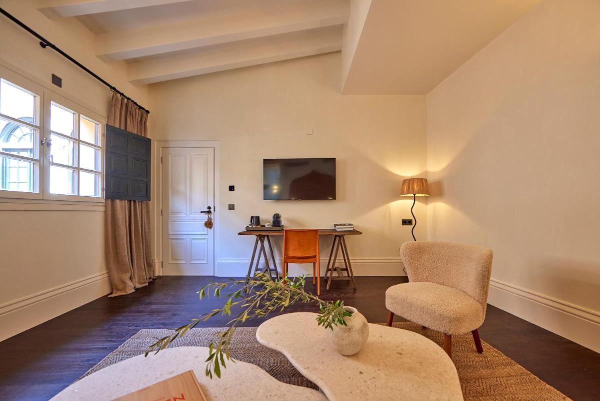 Una televisión o centro de entretenimiento en Puro Grand Hotel