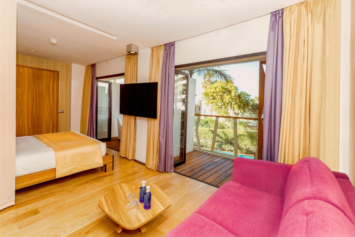 Una televisión o centro de entretenimiento en Bohemia Suites & Spa - Adults Only
