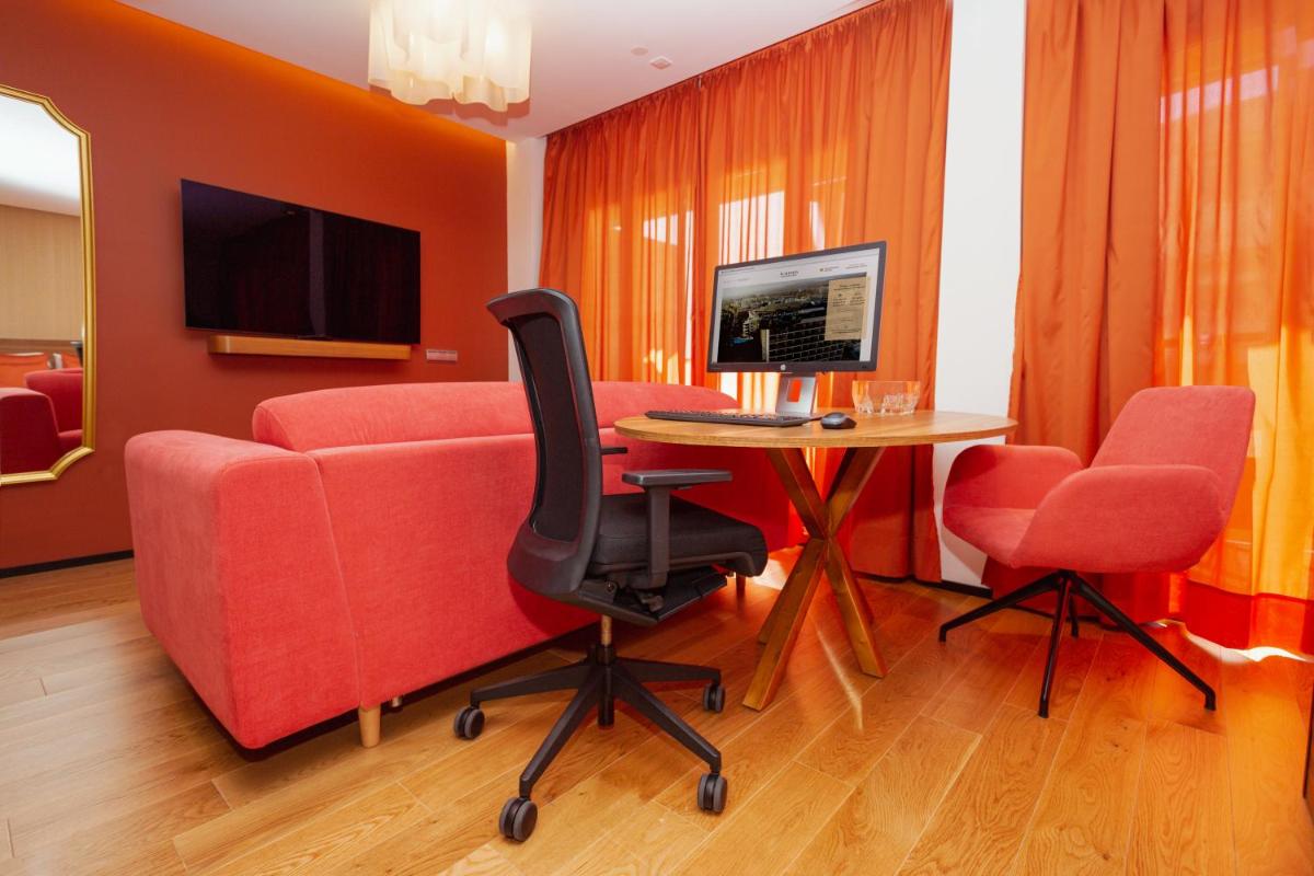 Una televisión o centro de entretenimiento en Bohemia Suites & Spa - Adults Only