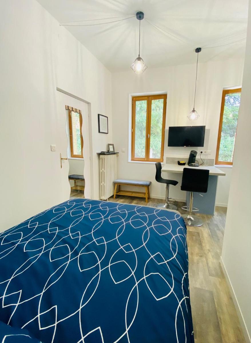 Studio neuf bien placé, jardin et parking gratuit - Housity