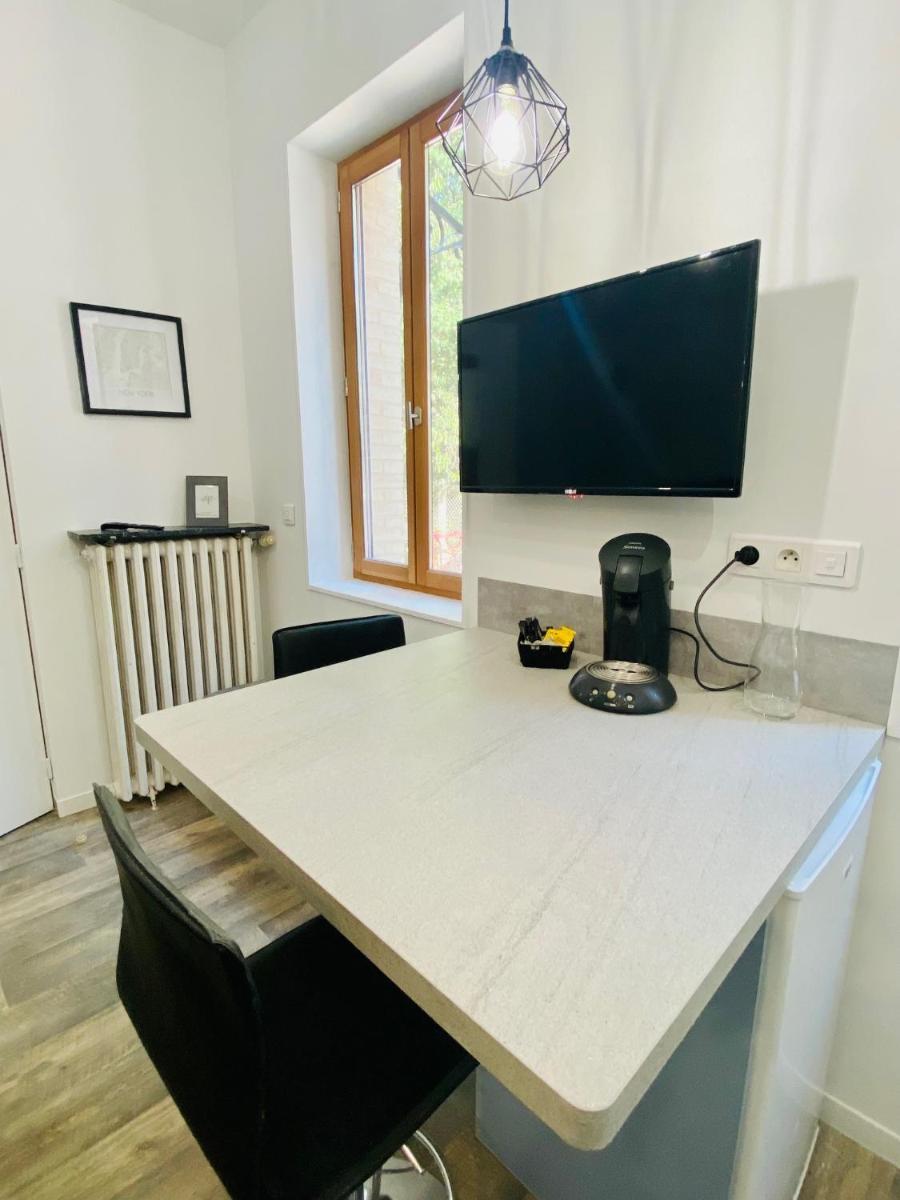 Studio neuf bien placé, jardin et parking gratuit - Housity