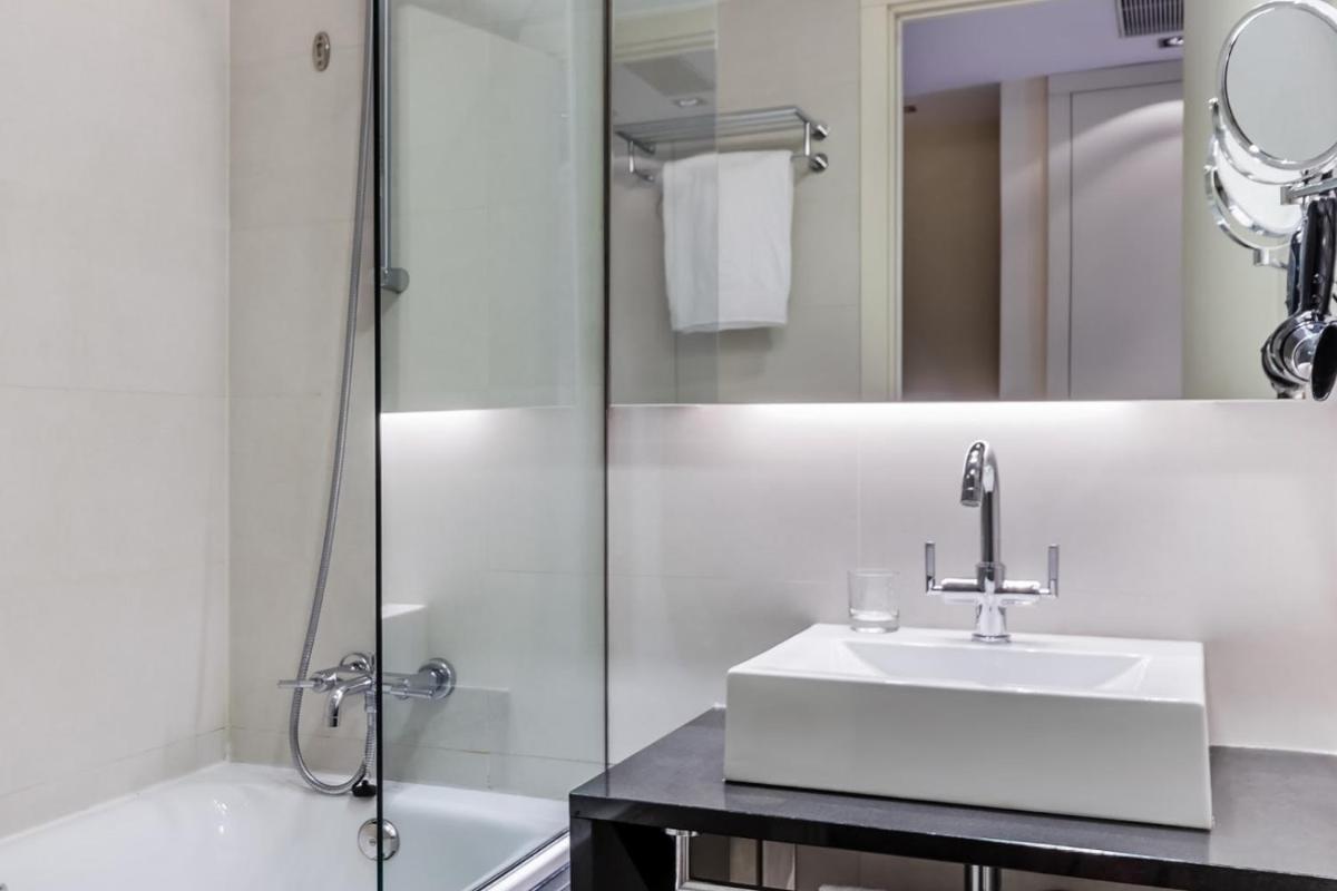 Un baño de Hotel 525