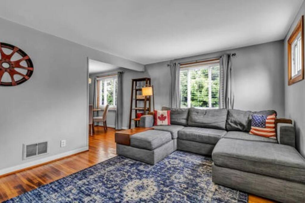 Entire 4 Bedroom 2 Bathroom House with Free Driveway Parking in North Buffalo - Housity
