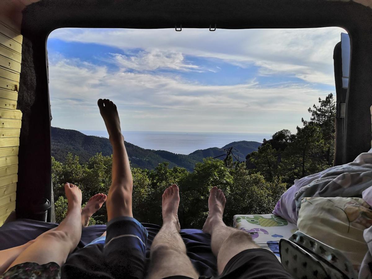 Double bed in a campervan - Housity