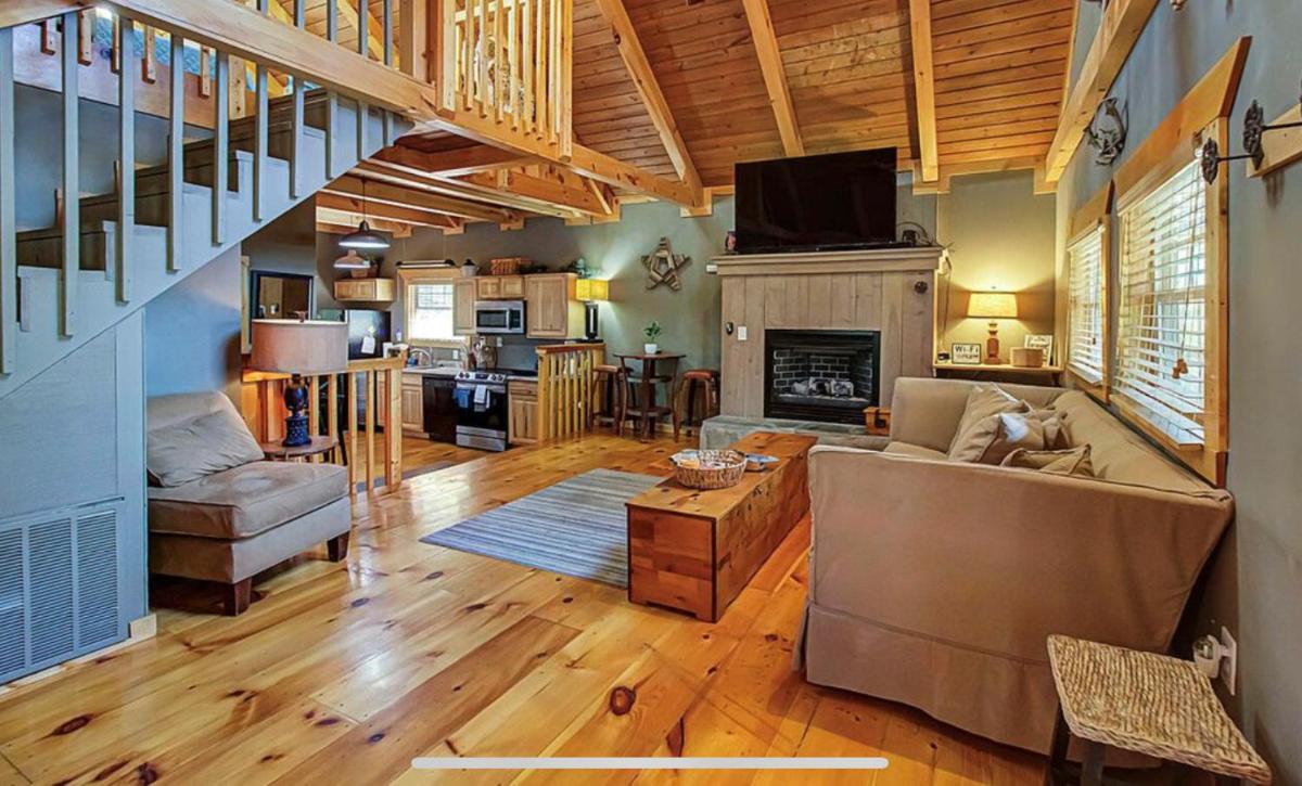 Cozy cabin with mountain views and easy access to all attractions - Housity