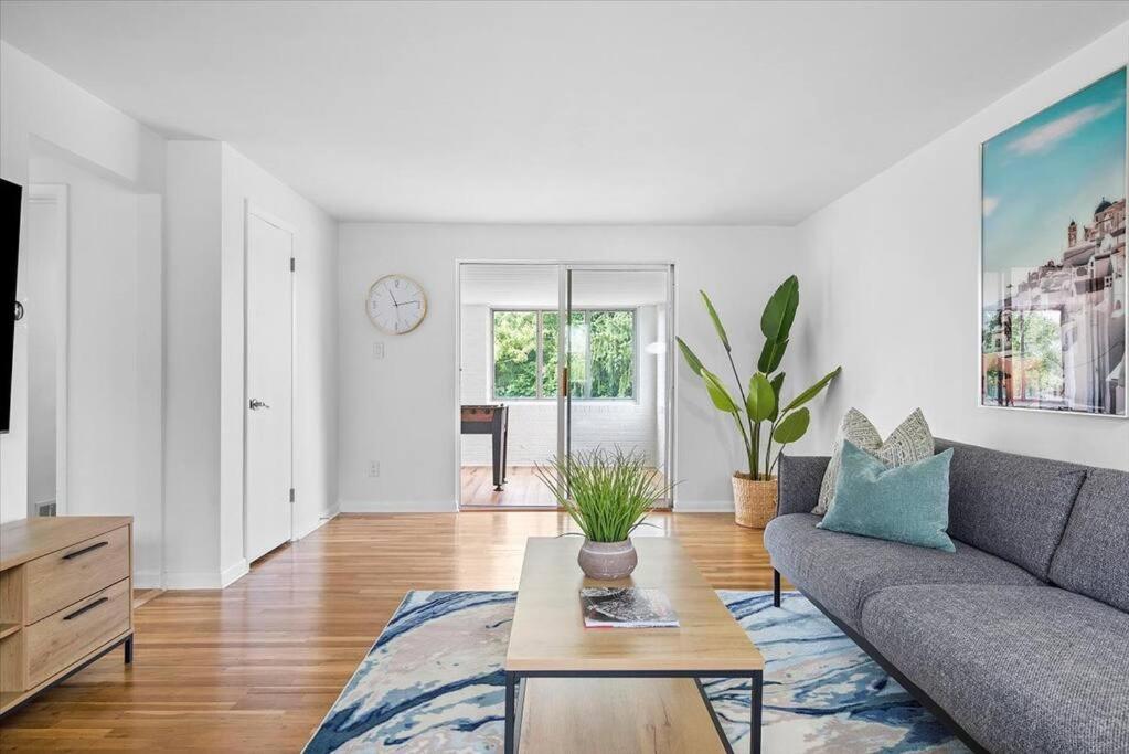 Stylish and Bright 4 Bedroom Home, Amazing Yard with Firepit, Game Room - Housity