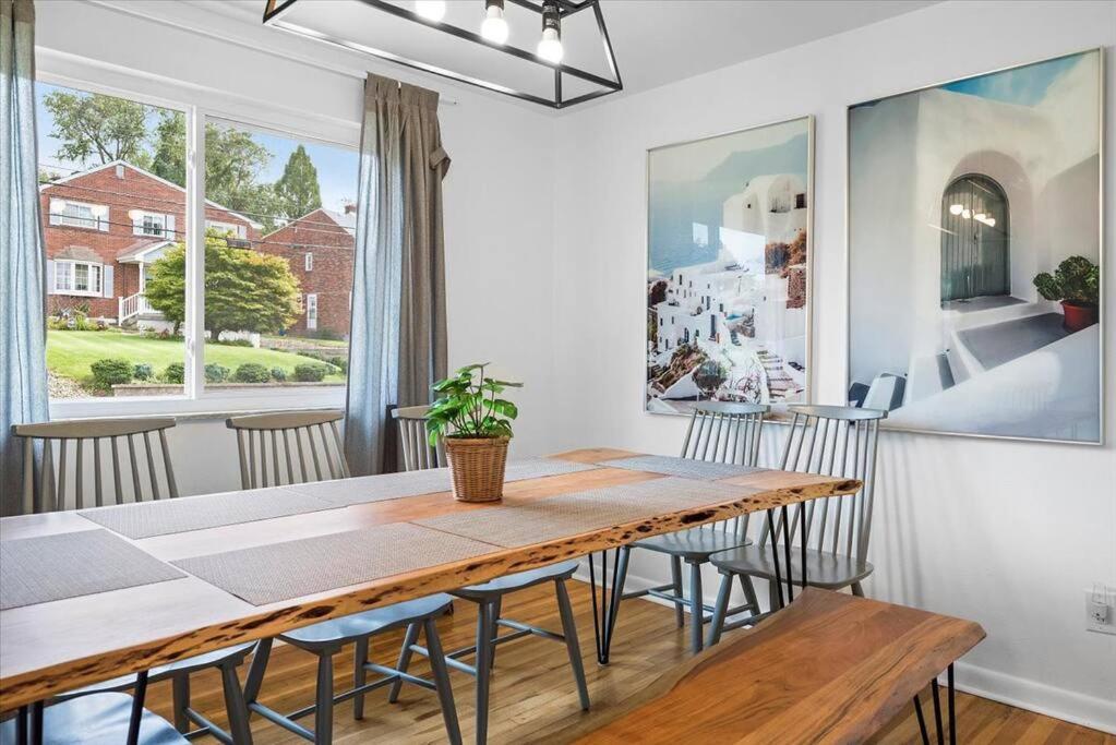 Stylish and Bright 4 Bedroom Home, Amazing Yard with Firepit, Game Room - Housity