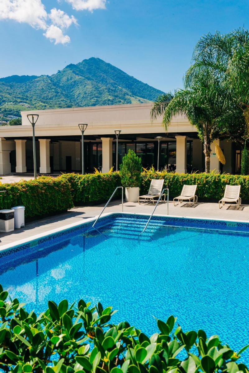 Plaza Hotel and Suites - Housity