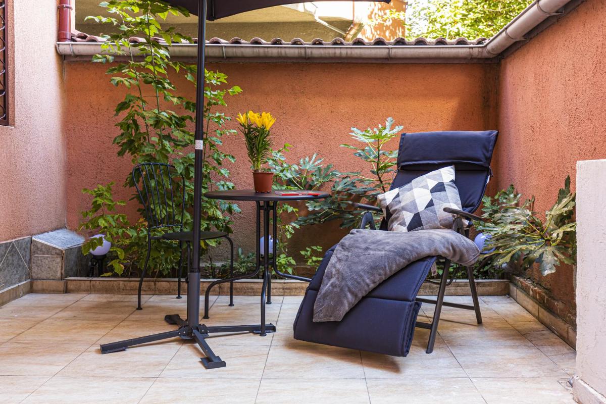 Peaceful Riverside Studio with private Patio Garden Center - Housity