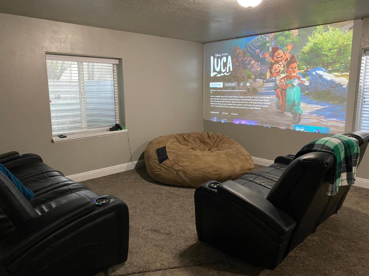 Cozy One Bedroom w/Theater - Housity