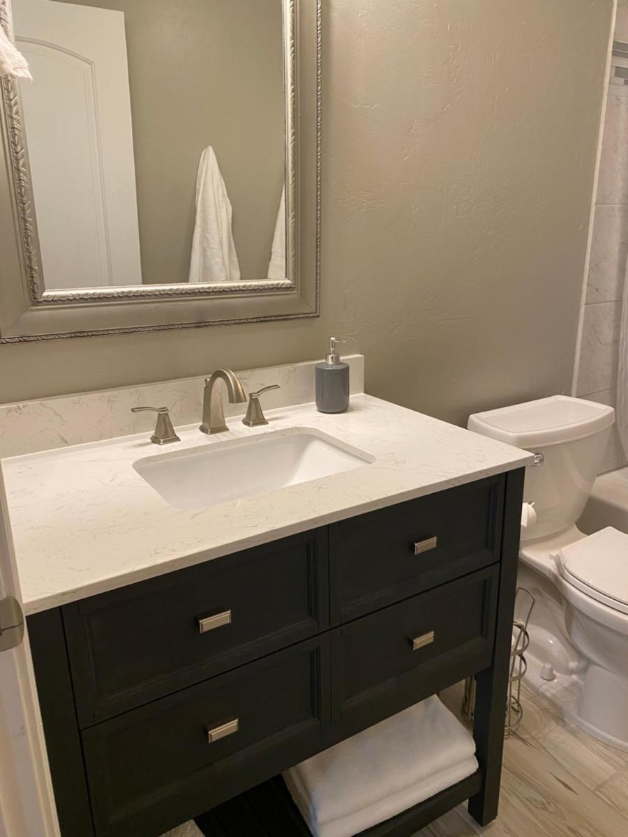 Cozy One Bedroom w/Theater - Housity