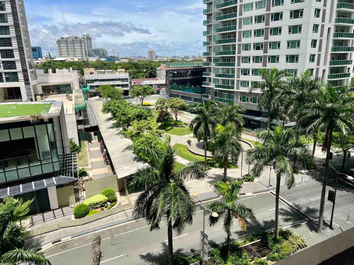 Holiday Inn & Suites Makati, an IHG Hotel - Housity