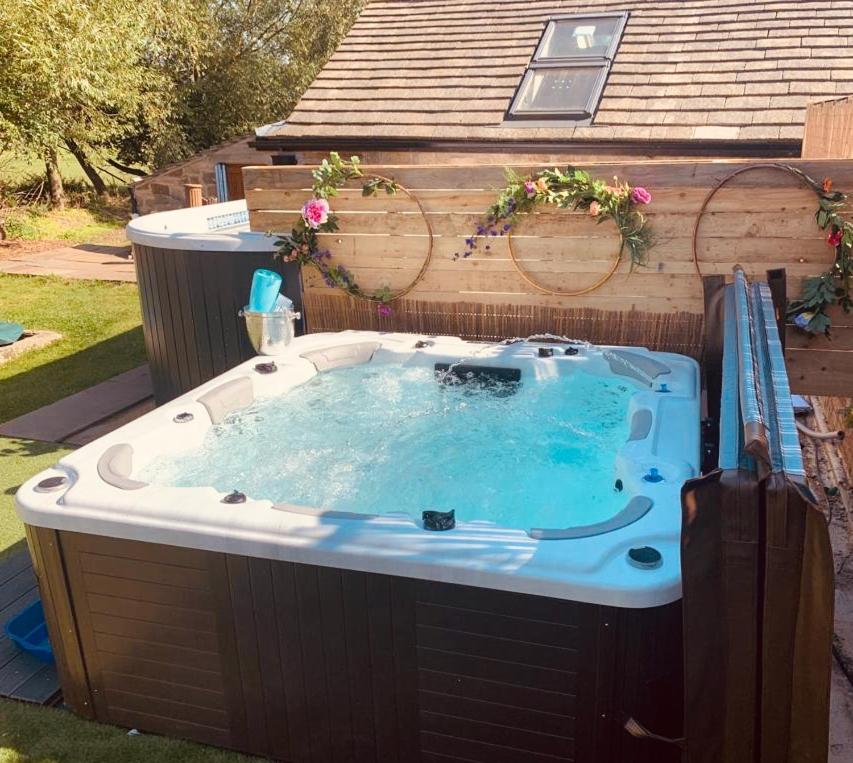 Bence Farm Yorkshire, barn conversion with hot tub karaoke great views between leeds and sheffield - Housity