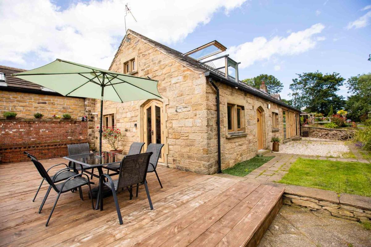 Bence Farm Yorkshire, barn conversion with hot tub karaoke great views between leeds and sheffield - Housity