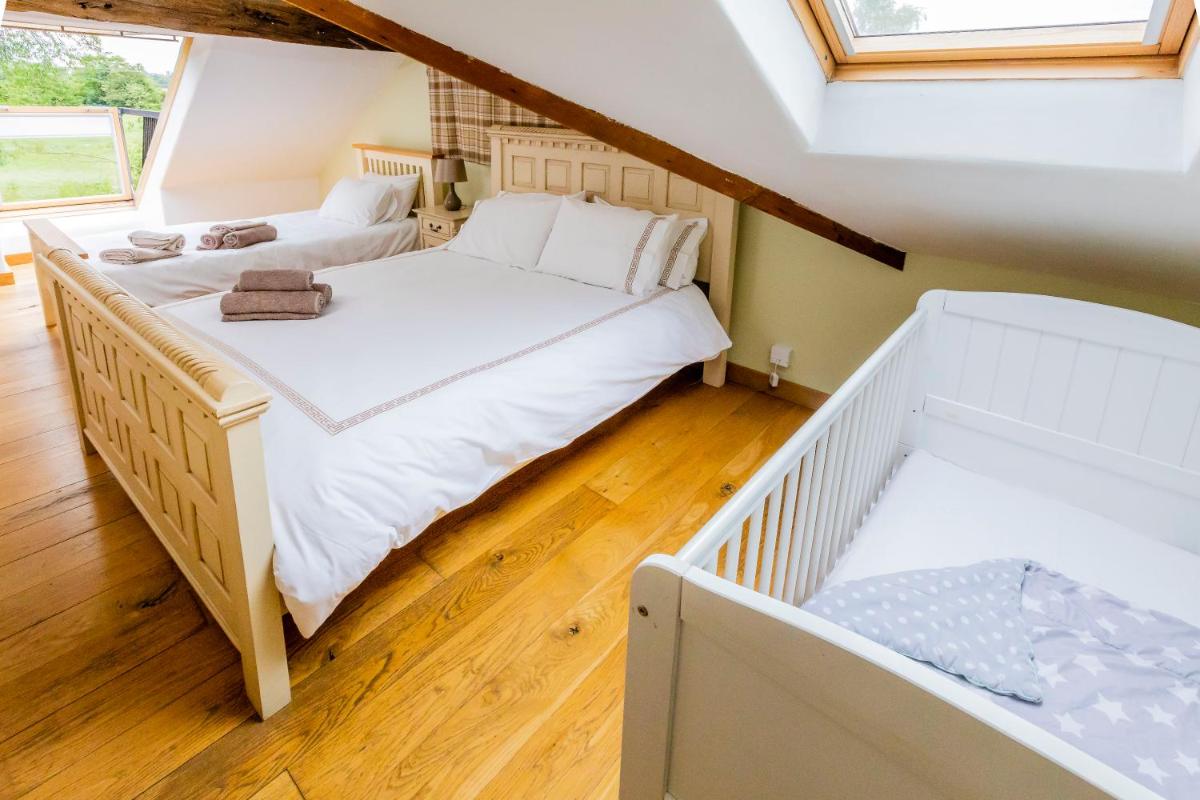 Bence Farm Yorkshire, barn conversion with hot tub karaoke great views between leeds and sheffield - Housity