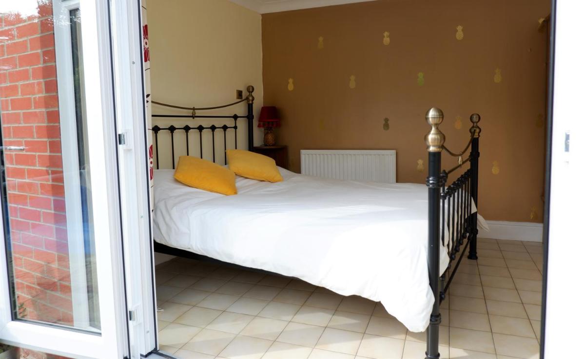 Colchester Sunny Studio Apartment with EV Charging Point - Housity