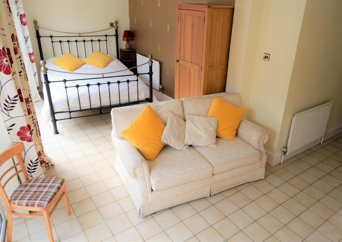 Colchester Sunny Studio Apartment with EV Charging Point - Housity