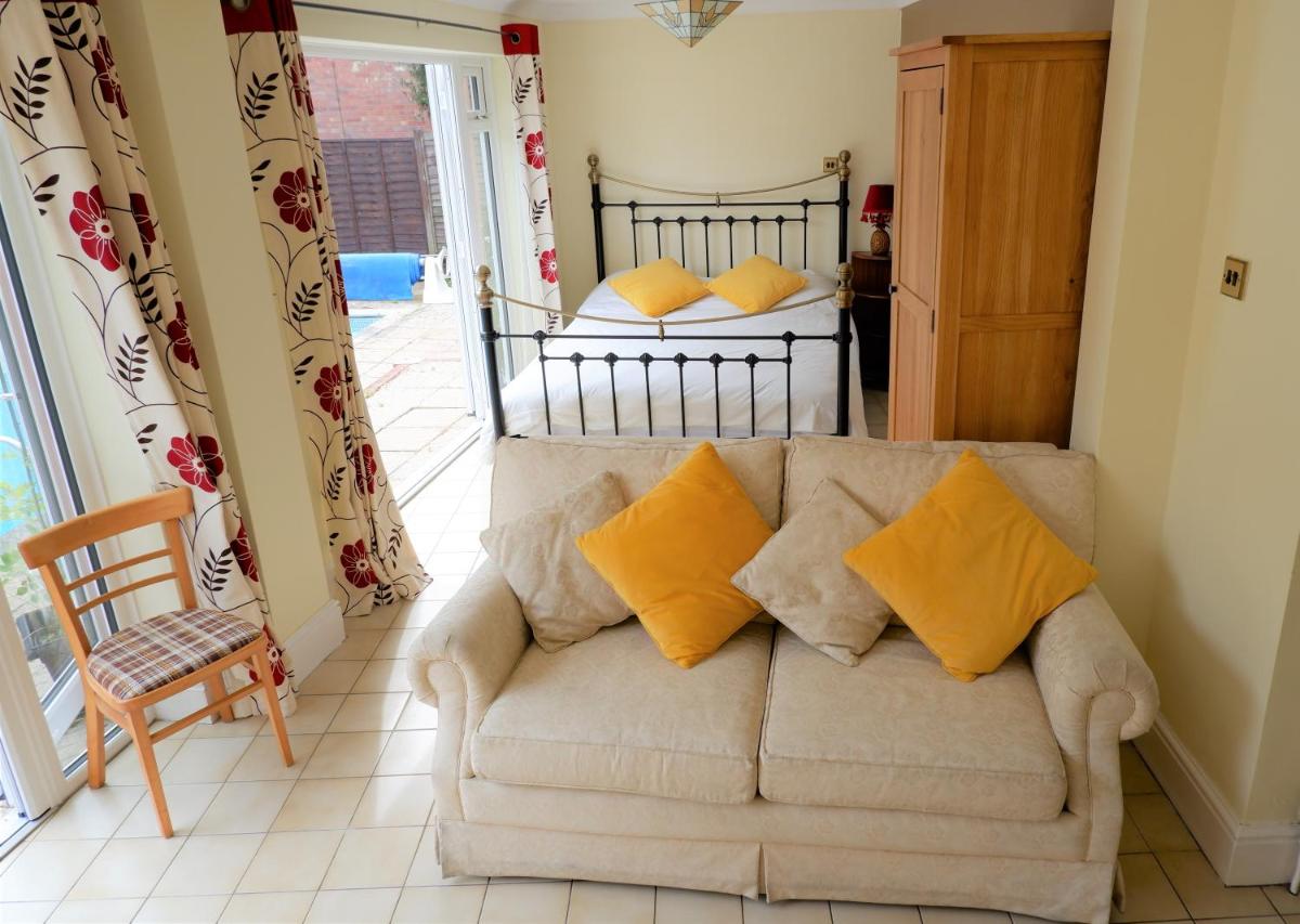Colchester Sunny Studio Apartment with EV Charging Point - Housity