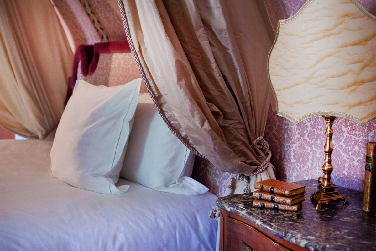 Un ou plusieurs lits dans un hébergement de l'établissement Relais & Château Louise de La Vallière