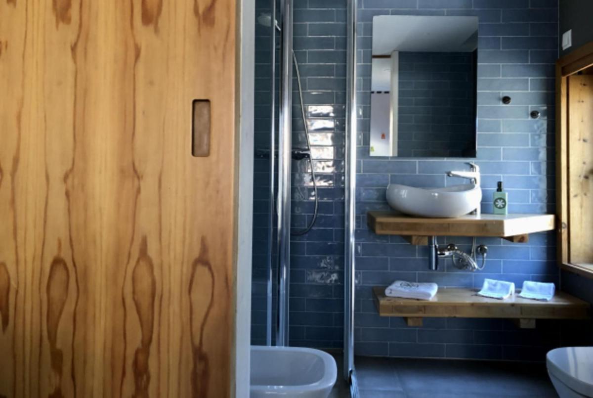 Uma casa de banho em Bukubaki Eco Surf