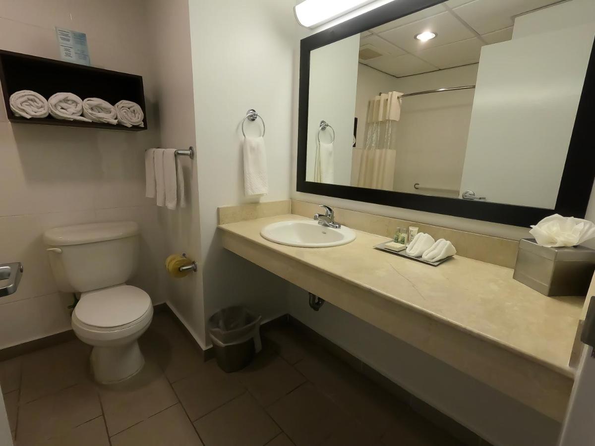 Costa Bahia Hotel, Convention Center and Casino - Housity