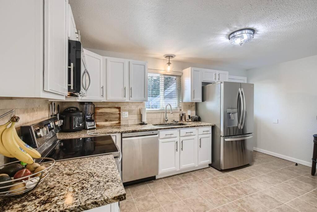 The Hen House, Hot Tub, Sleeps 10 - Housity