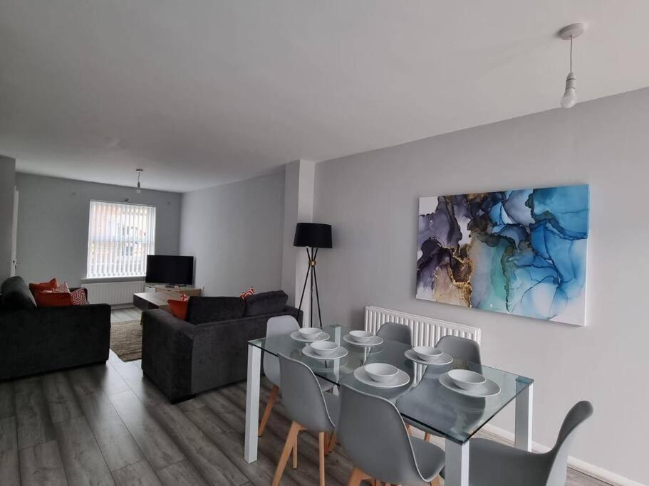 Beautiful 4 bed home, Sleeps 8, driveway parking, With sky & BT sports - Housity