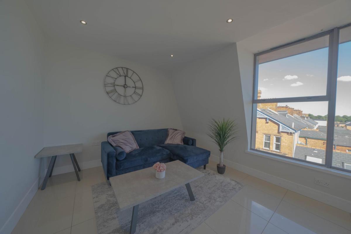 Rooftop Apartment At Queens Beautiful views - Housity