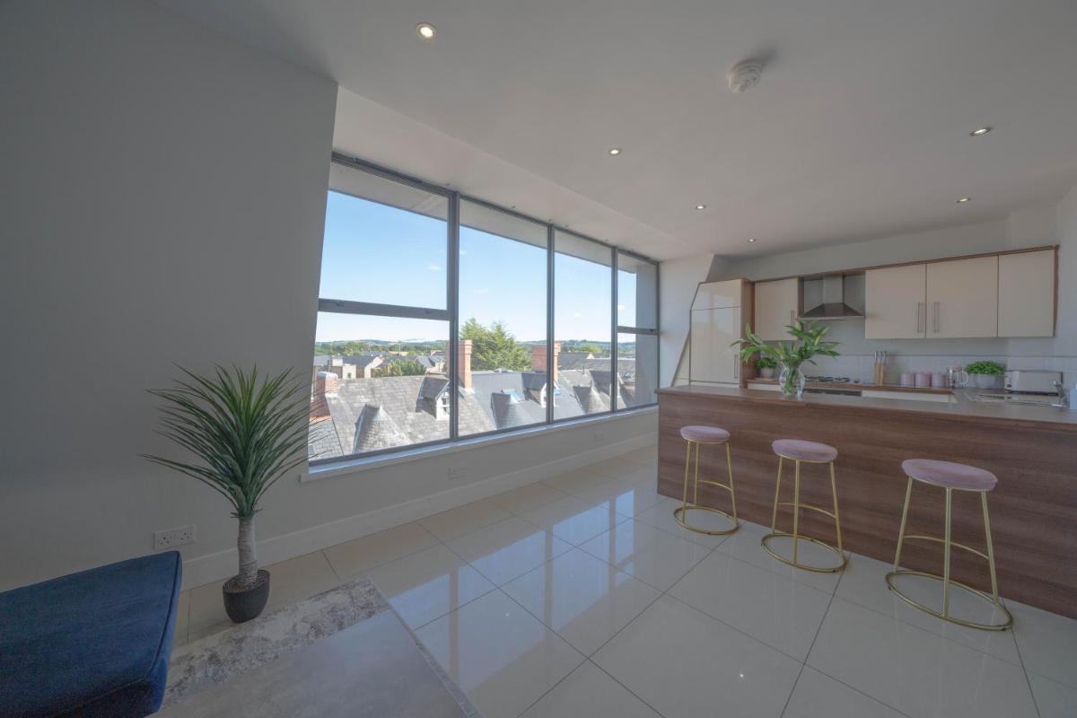 Rooftop Apartment At Queens Beautiful views - Housity