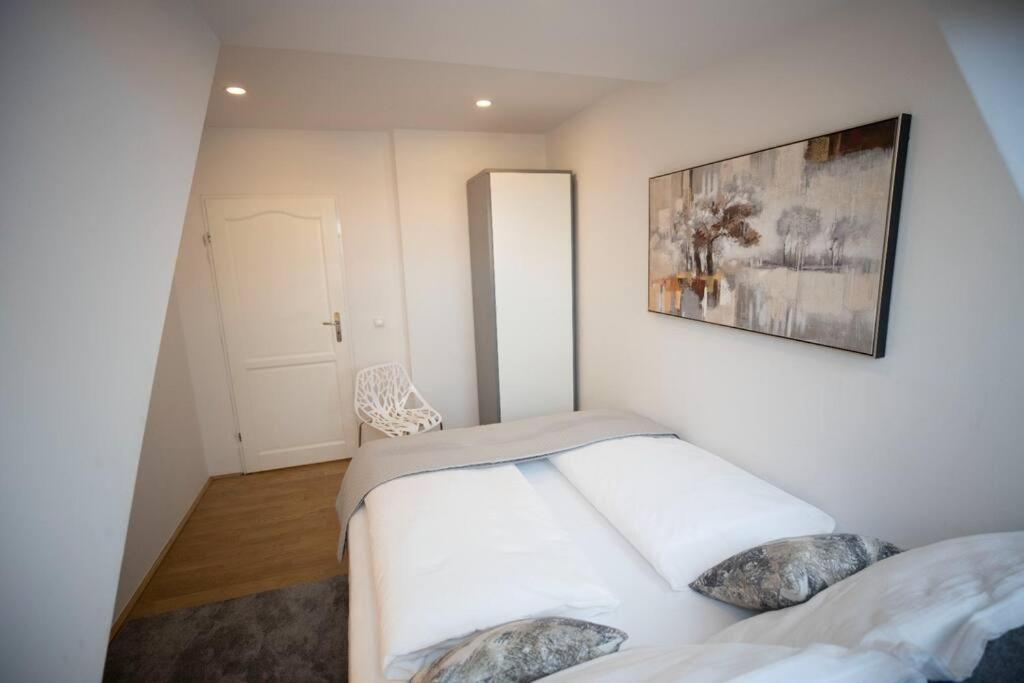 Sunny & large Penthouse with View above Vienna DG6 - Housity