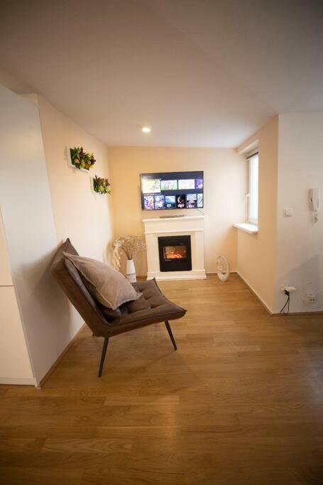 Sunny & large Penthouse with View above Vienna DG6 - Housity