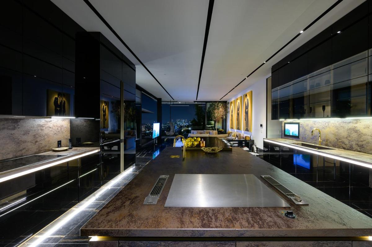 Sophisticated Modern Mansion Off The Strip - Housity